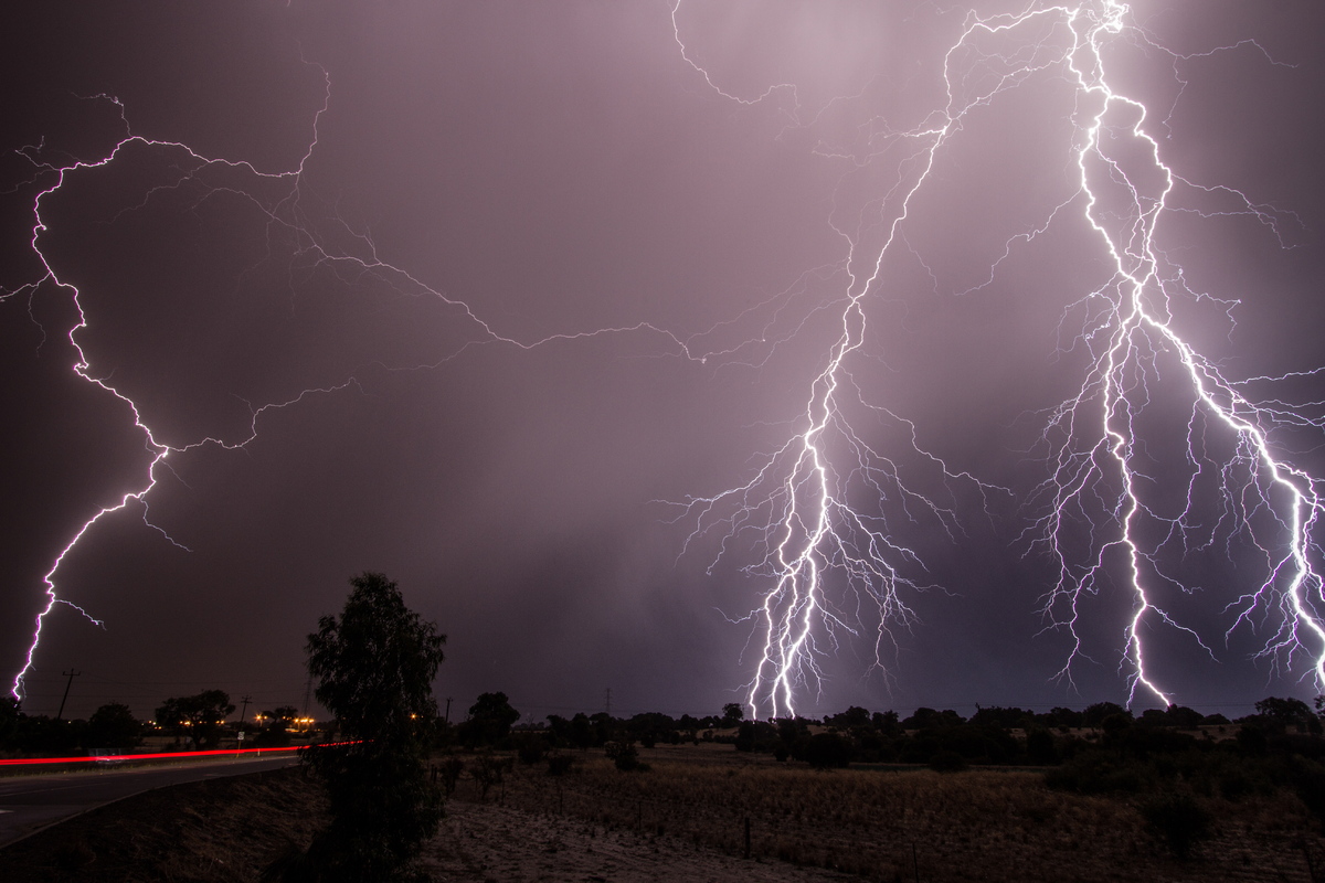 16 Spine Tingling Shots Of Lightning Strikes Illuminating The Skies Of