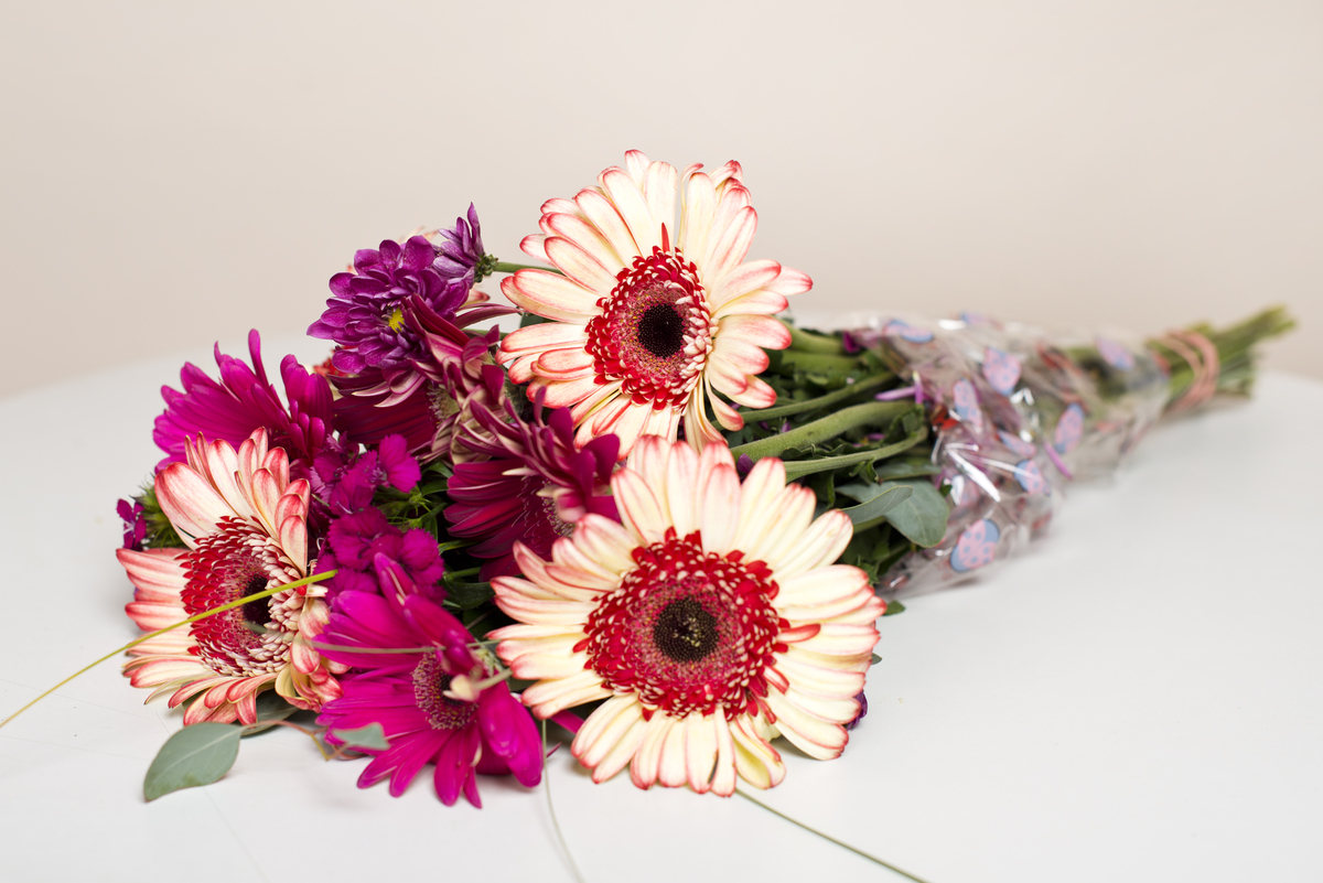 Here Are 6 Ways ANYONE Can Transform Cheap Grocery Store Flowers Into
