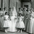 Durante su boda, rodeada de sus damas de honor, el 19 de abril de 1956 en Mónaco