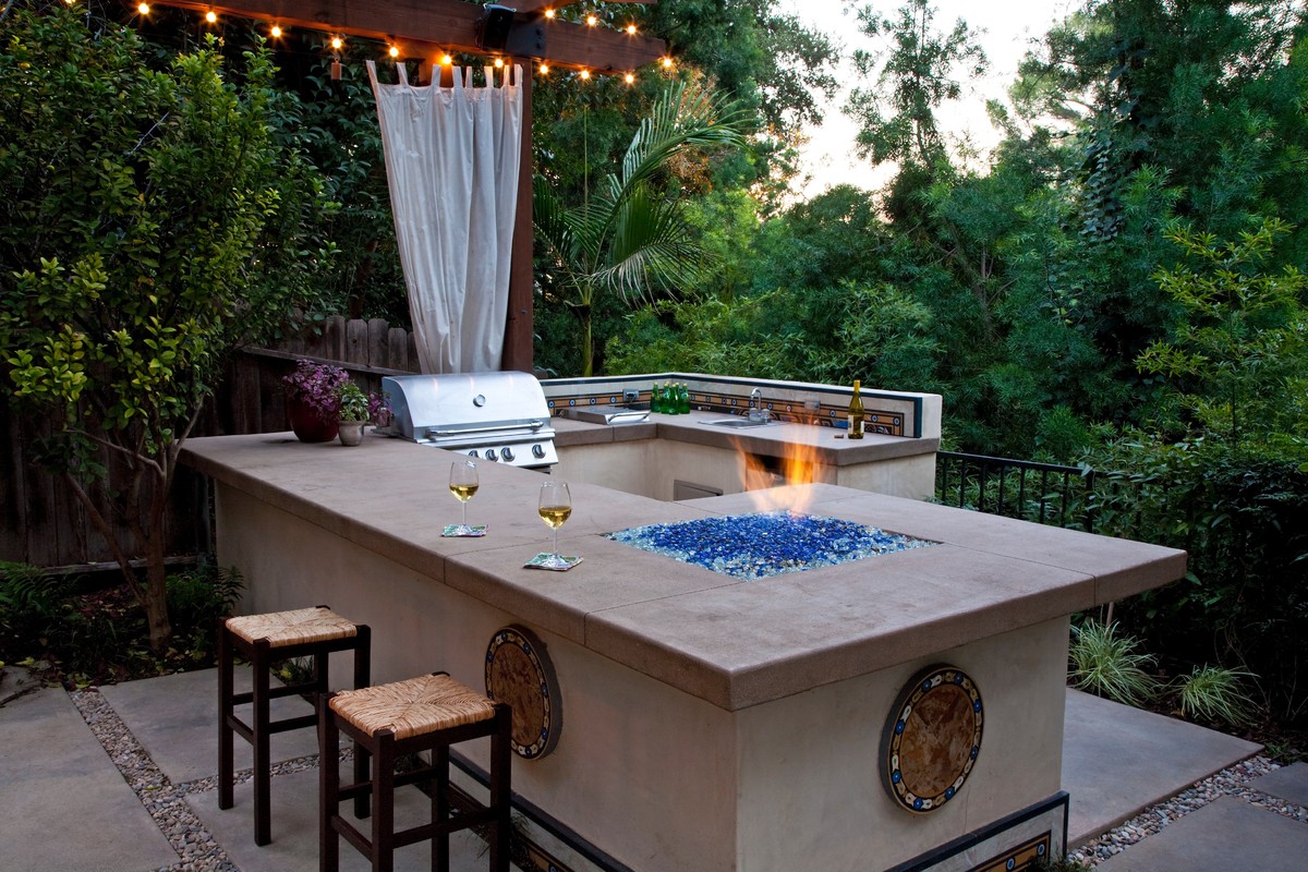 fire pit kitchen and bar