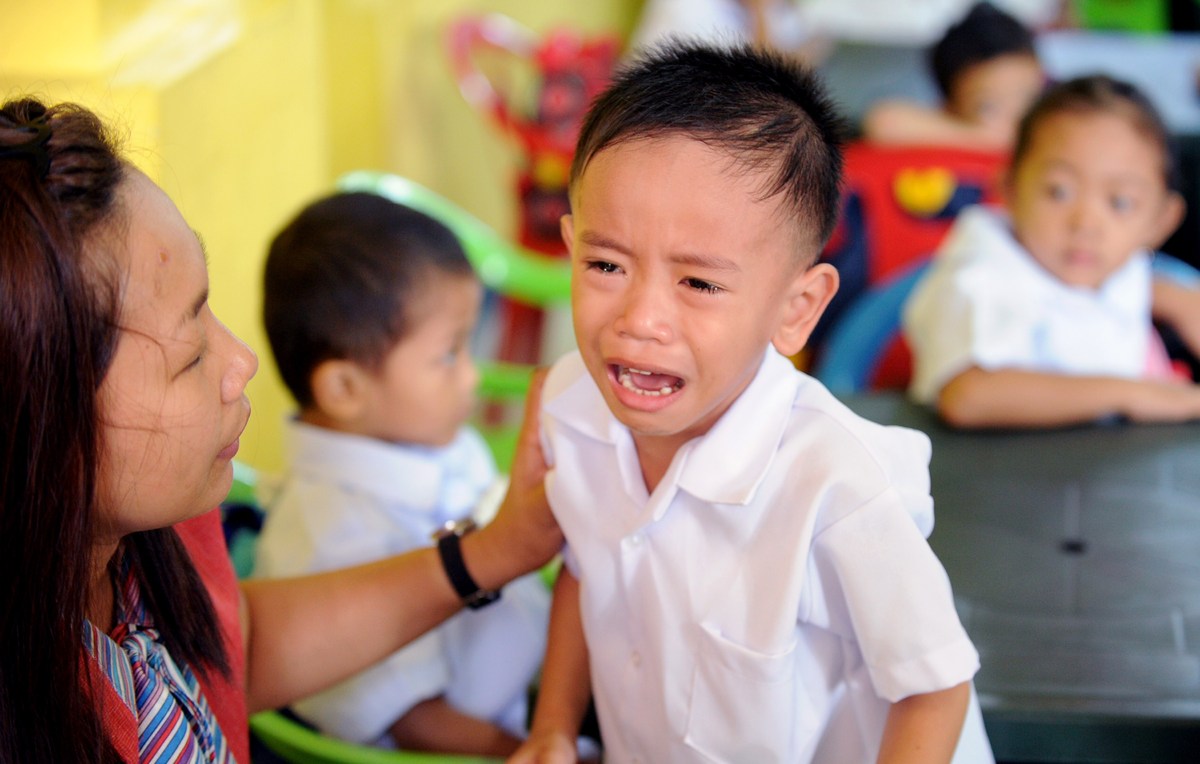 philippines-schoolchildren-cry-and-scream-as-parents-make-them-go-to