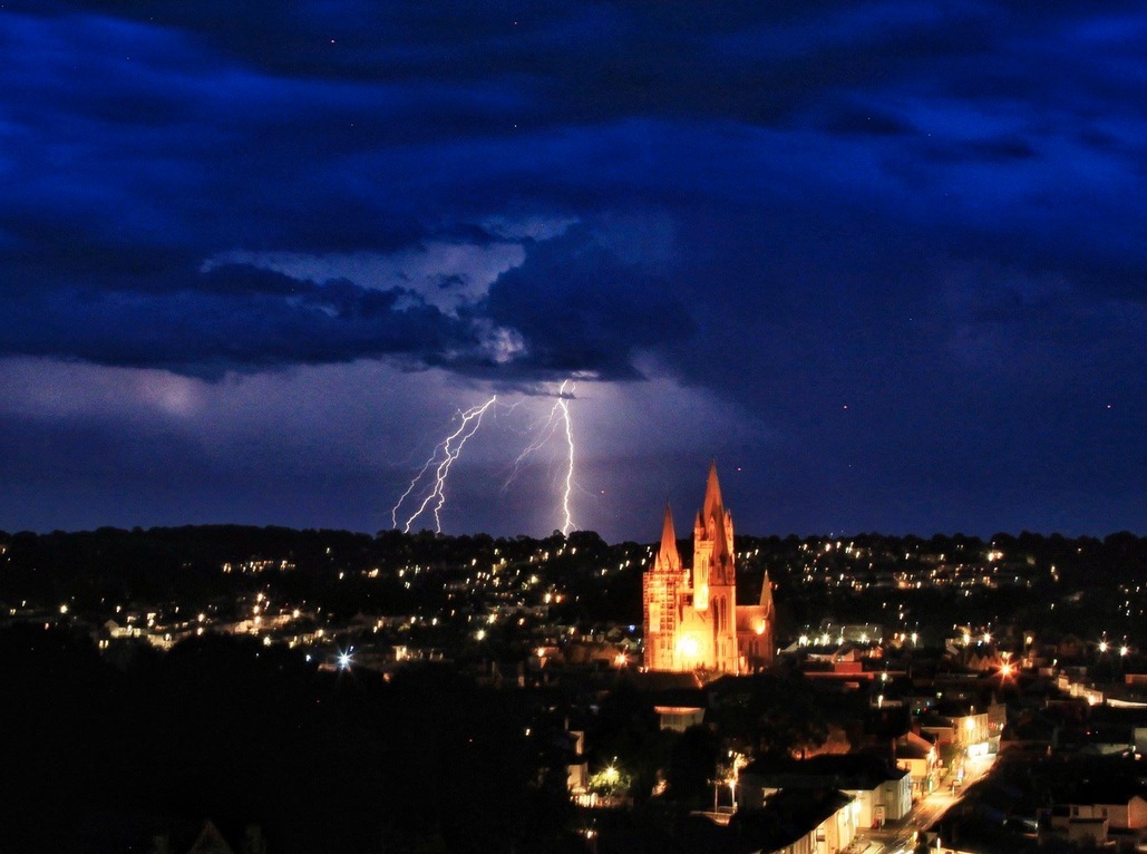 Thunder & Lightning Erupt Over Britain But Heatwave Warnings Remain In