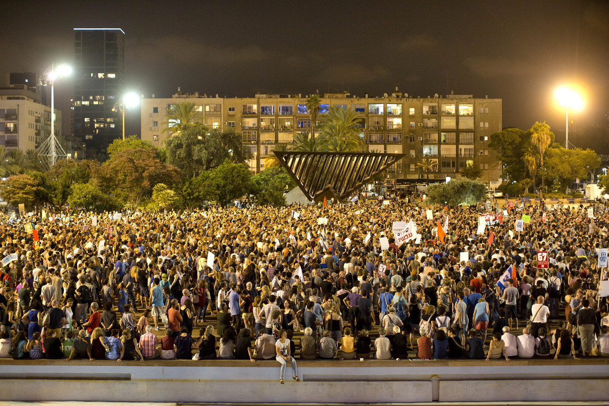 Thousands Of Israelis March For Peace In Tel Aviv, Calling For End To
