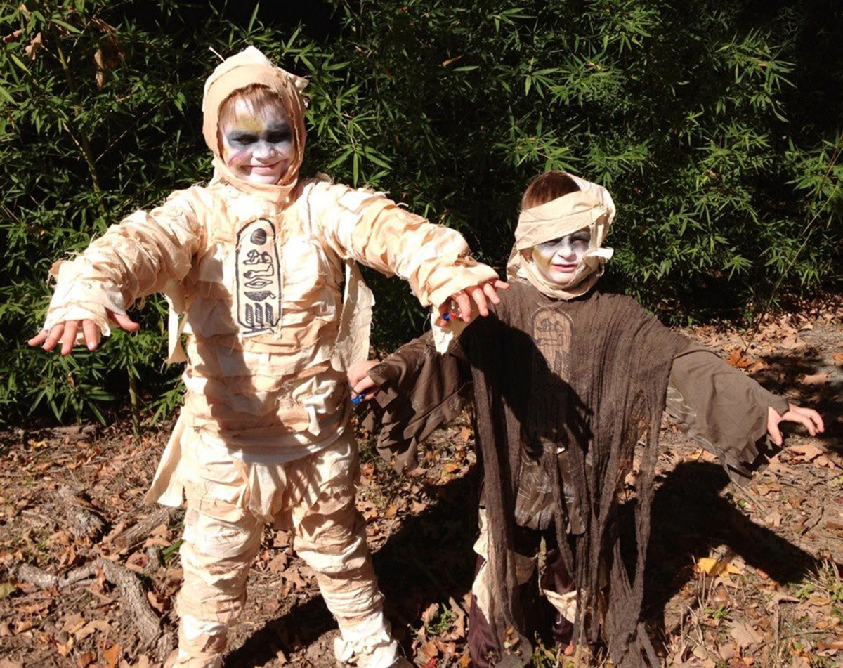 Halloween Costumes For Siblings That Are Cute Creepy And Supremely Clever Huffpost 0812