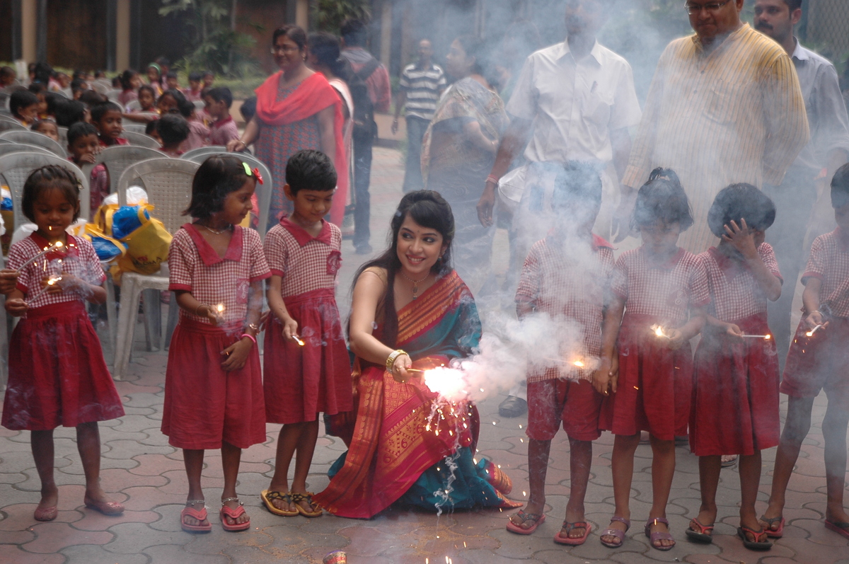 Diwali 2014 Hindus, Sikhs & Jains Celebrate Festival Of Light