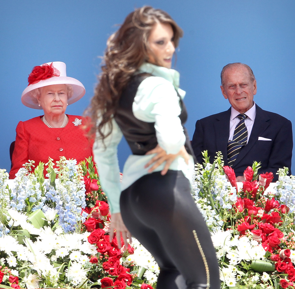 Queen elizabeth once took king abdullah for a drive proved she s a 