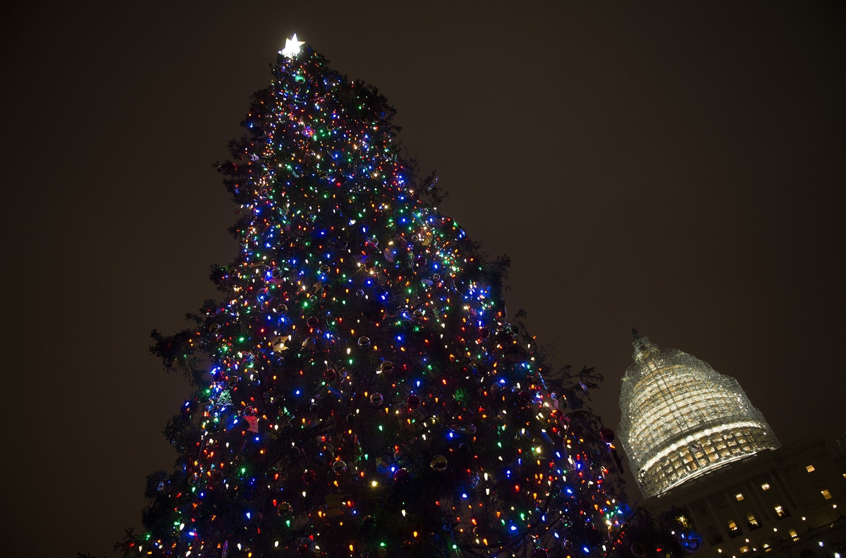 'Star Wars'Themed Christmas Light Show Is Probably Visible From A