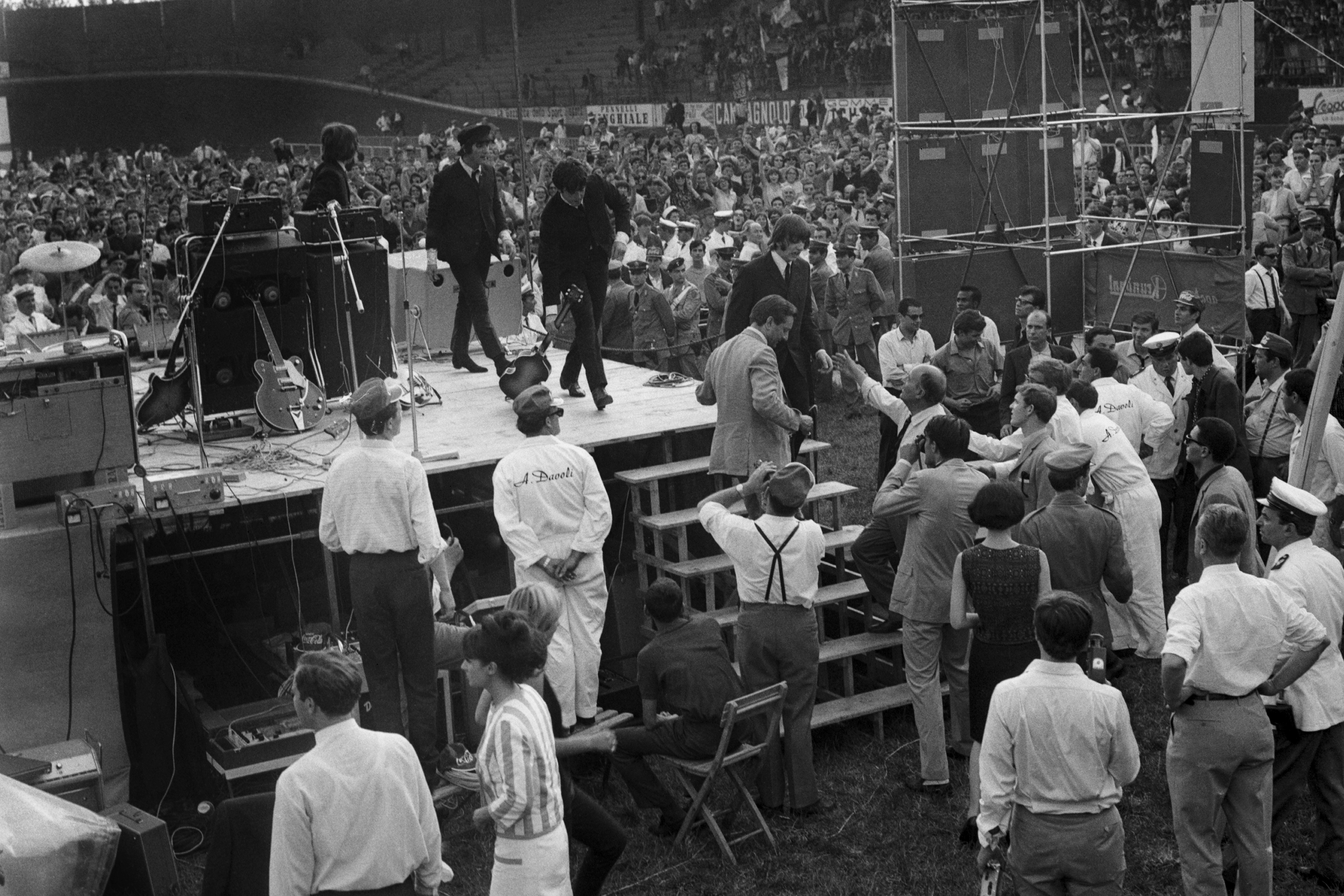 I Beatles abbandonano il palco del Vigorelli. Ai piedi