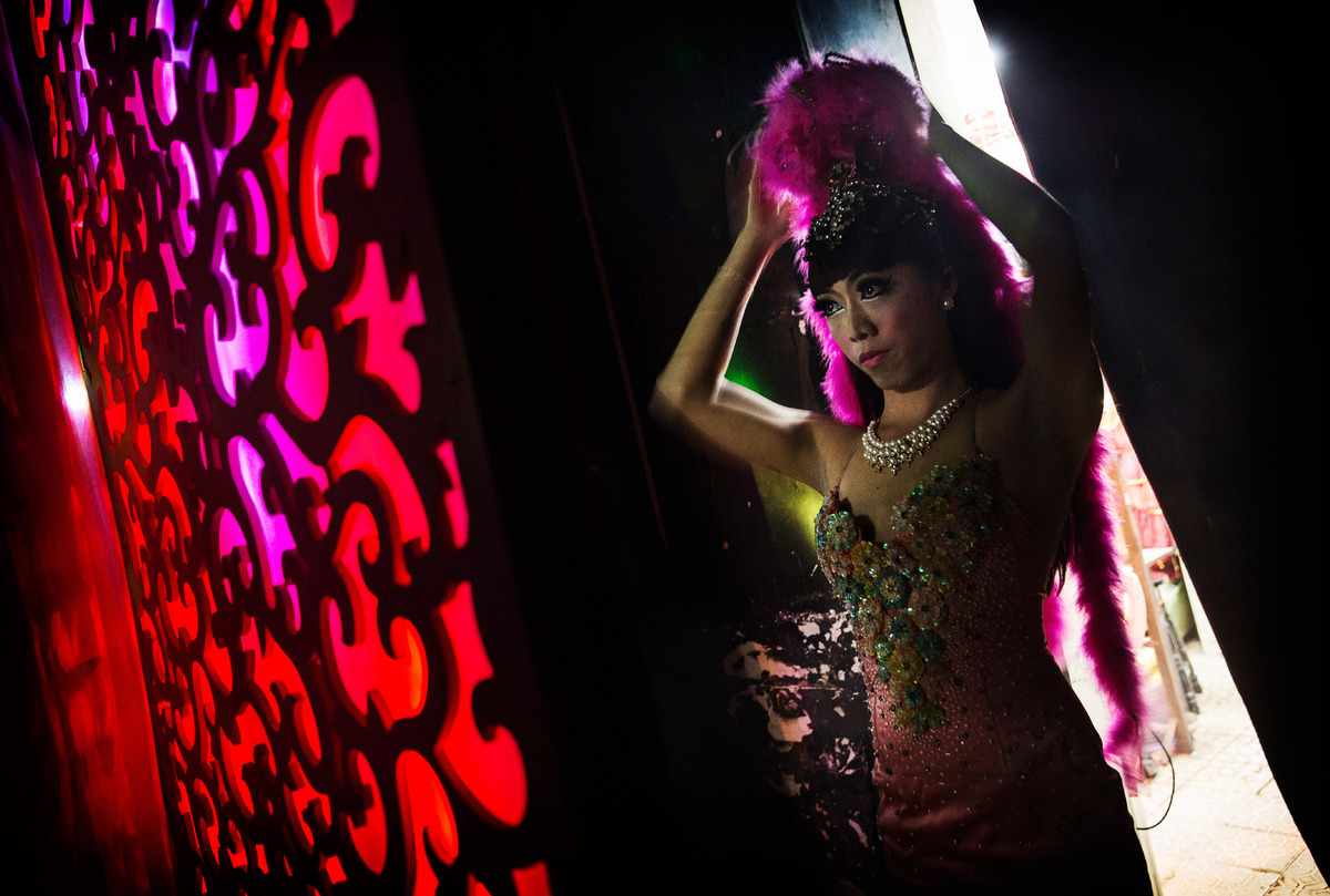 Kevin Frayer Photographer Showcases Stunning Drag Queens In China Photos Huffpost 2586