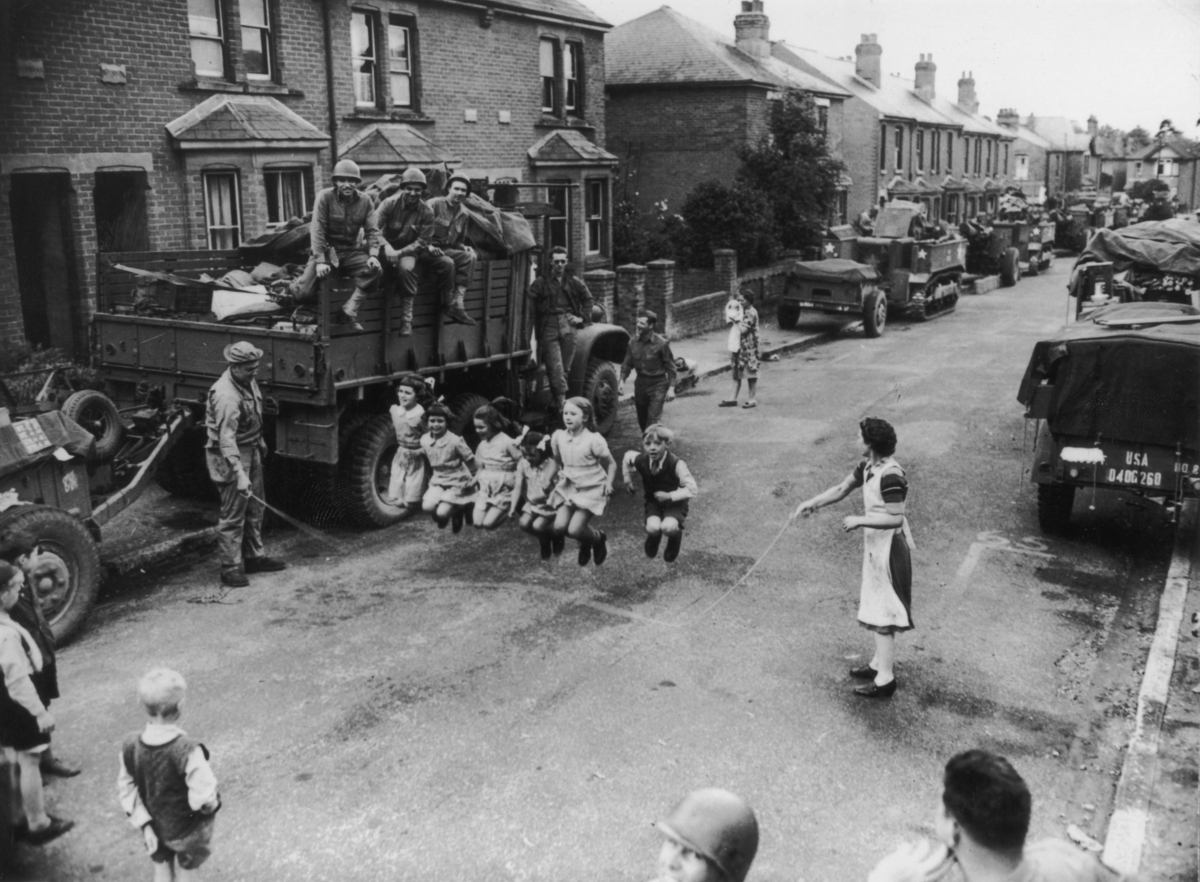 17 Haunting Historical Photos Of Children At Play During Wartime | HuffPost