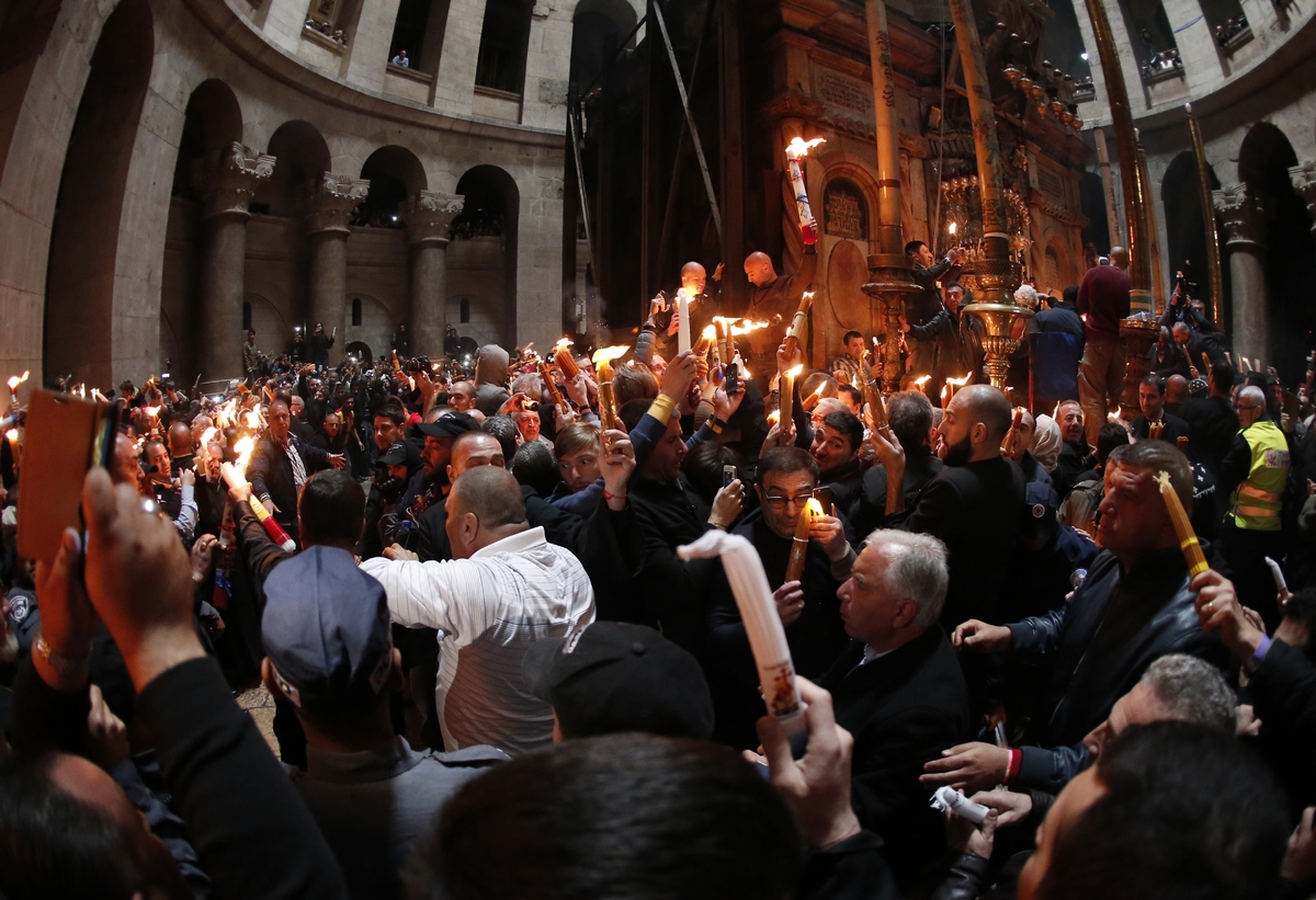 Stunning Holy Fire Ritual Lights Up Orthodox Easter In Jerusalem (VIDEO