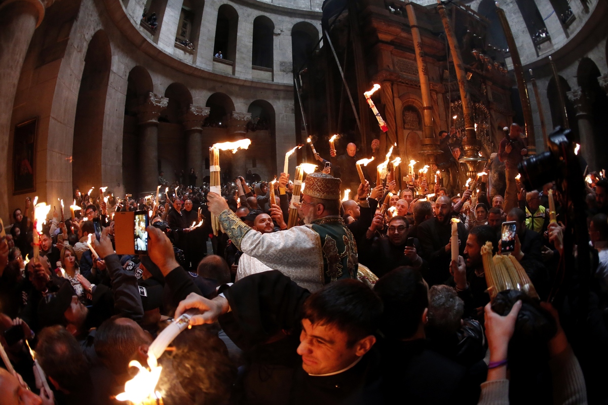 Stunning Holy Fire Ritual Lights Up Orthodox Easter In Jerusalem (VIDEO