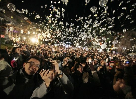 Japaner släpper ut luftbubblor för att fira 2011 Japaner släpper ut luftbubblor för att fira 2011