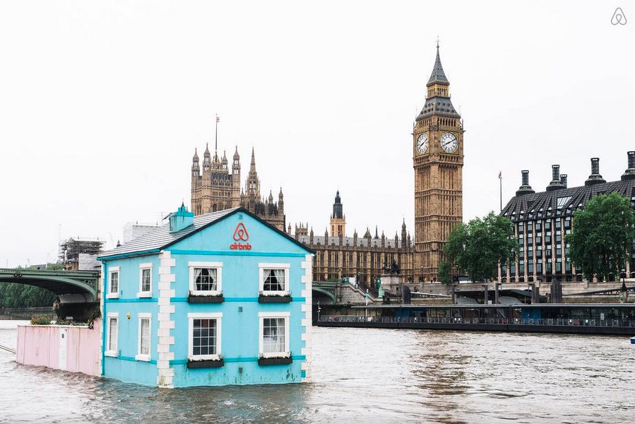 This Tiny Floating House On The River Thames Is Picture Perfect