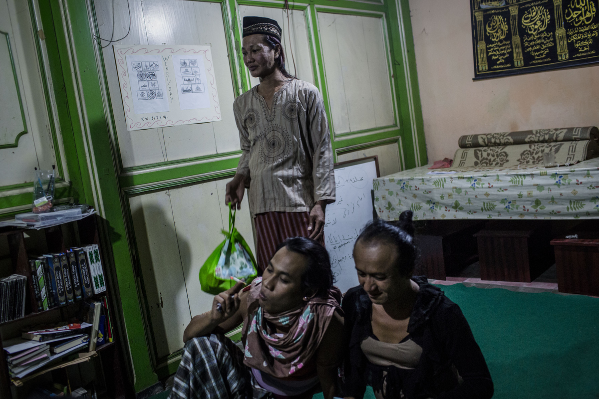 인도네시아의 무슬림 트랜스젠더가 라마단을 지내는 방법 사진