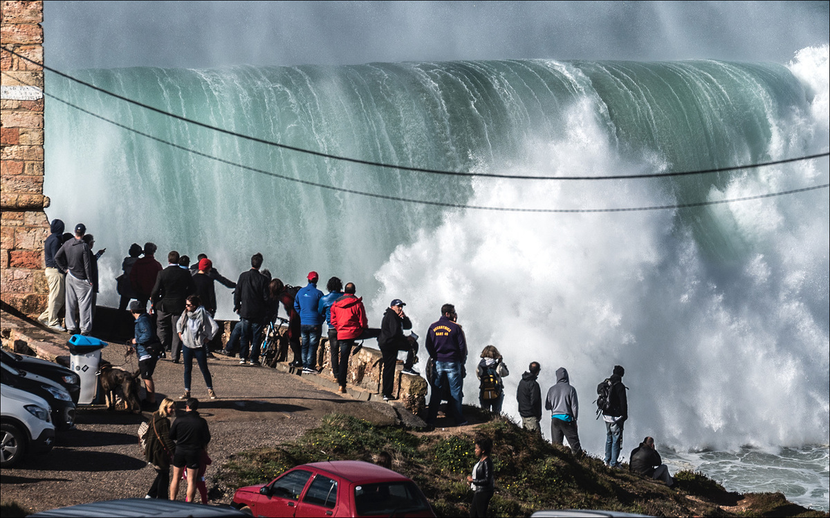 monster-waves-roll-into-nazar-providing-surfers-with-one-of-the-most