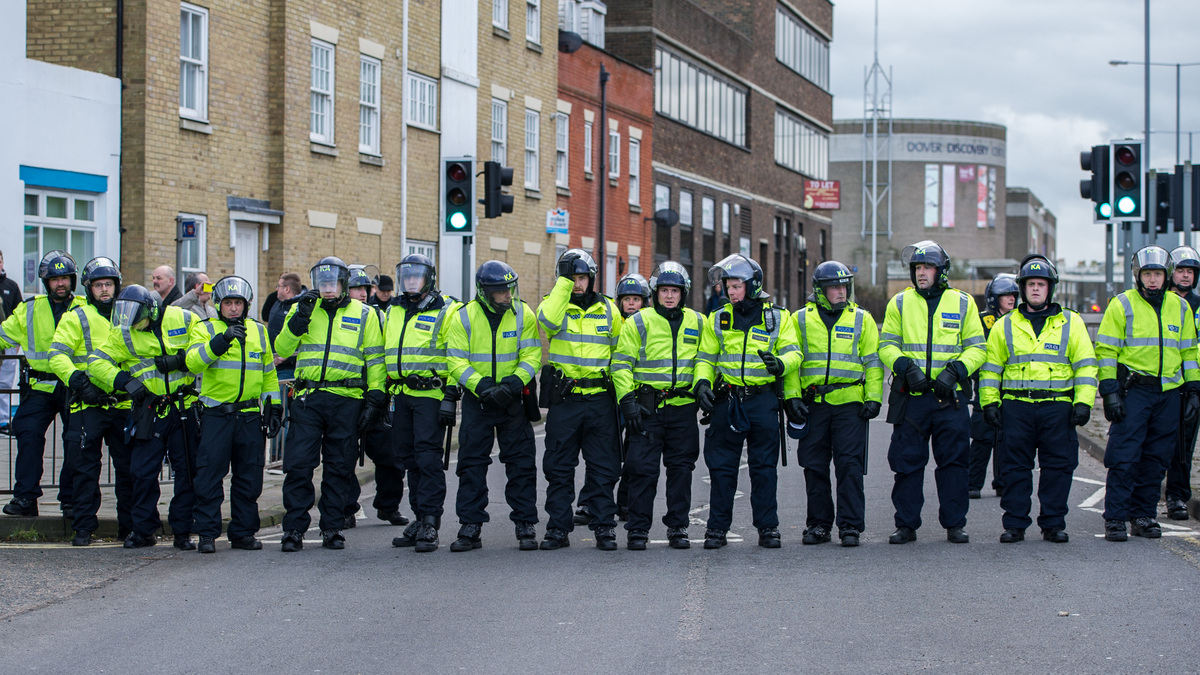 Dover Protest Turns Violent As Far Right Clashes With Anti Fascist Demonstrators Huffpost Uk 5859