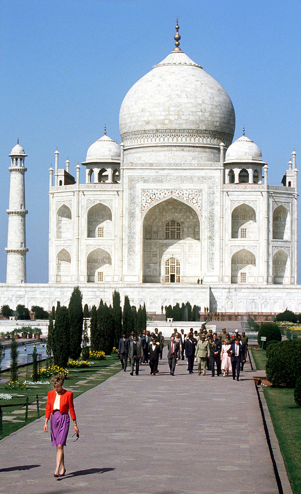 PHOTOS: Remember When The Gorgeous Princess Diana Visited Taj Mahal Alone?