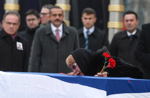 وصول جثمان السفير الروسي إلى موسكو.. وهكذا فعلت زوجته ووالدته