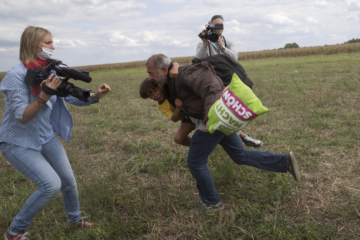 Hongrie : la journaliste qui avait frappé des migrants condamnée