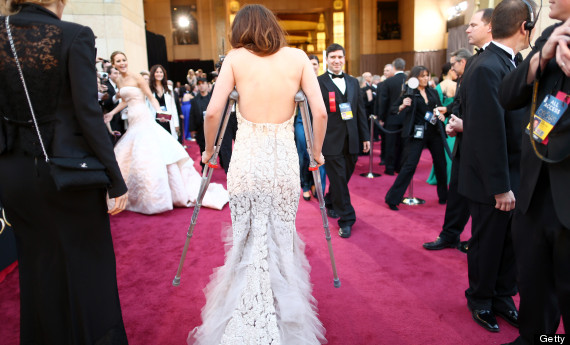kristen stewart con muletas en los oscar