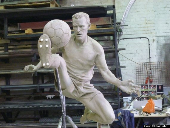 dennis bergkamp statue