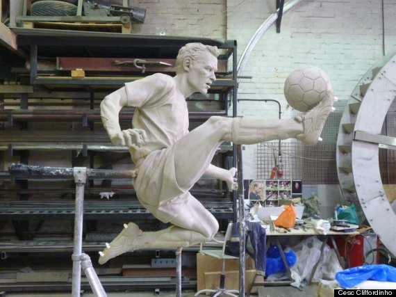 dennis bergkamp statue