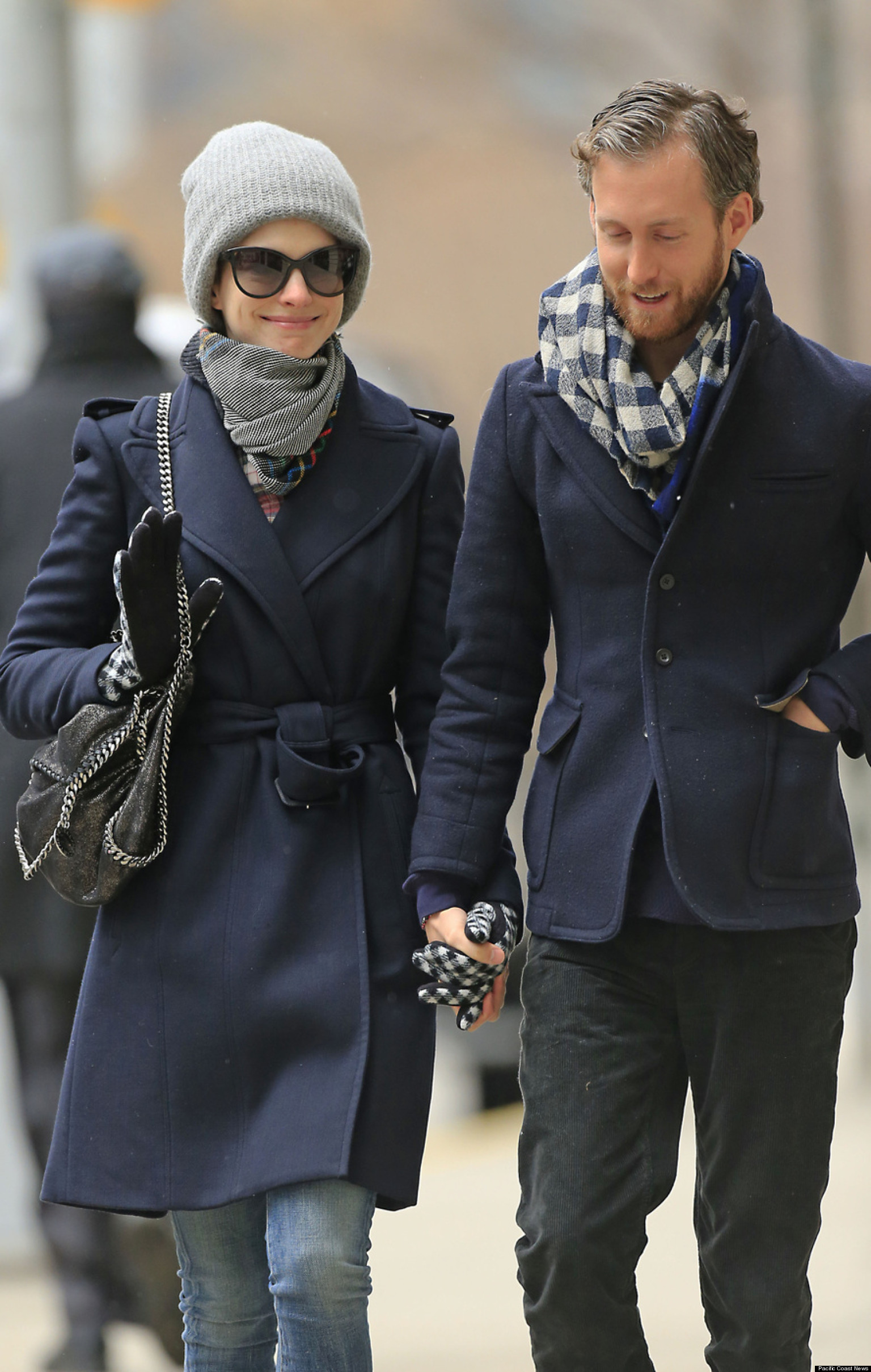 Anne Hathaway, Adam Shulman Take A Stroll In New York (PHOTO) | HuffPost