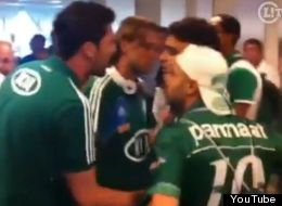 Hinchas enloquecidos atacan a sus jugadores (VIDEO)