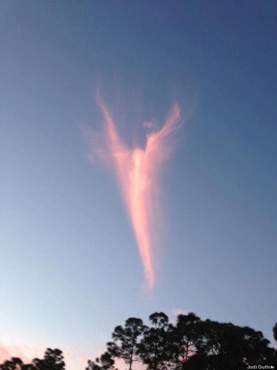 N'oublions pas nos chers Anges Gardiens! - Page 23 O-ANGEL-CLOUD-APPEARS-FLORIDA-SKY-NEW-POPE-PALM-BEAC-570