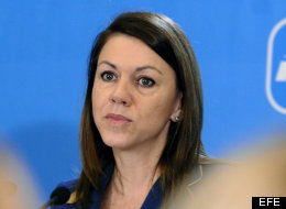Cospedal mira a Chipre y sonríe: 