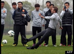 En Chine, Beckham essaie de tirer un coup franc...