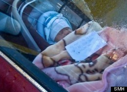 Elle laisse son bébé seul dans la voiture avec son numéro de téléphone «si besoin» (PHOTO)