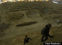 Des ados russes escaladent la pyramide de Khéops (PHOTOS)
