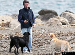 El PSOE denunciará a Aznar por incumplir la norma sobre perros en playas