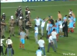 Futbolistas contra 'polis' en la Libertadores (VIDEO)
