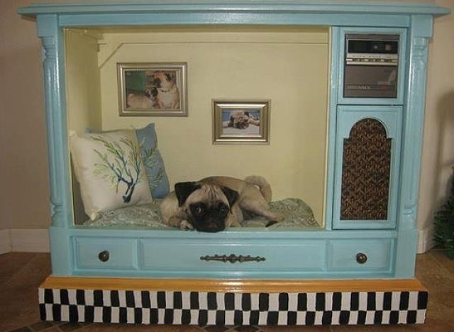 TV Set-Turned-Dog House Proves That Anything Can Be Repurposed 