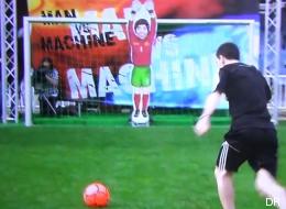 Qui est le plus fort au football: Messi ou un robot? (VIDÉO)