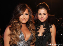Demi Lovato y Selena Gomez cantando con Barney