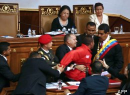Susto en la investidura de Maduro (VÍDEO)