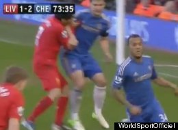 Suárez muerde rival... Otra vez (VIDEO)