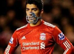 Luis Suárez 'Bites' Branislav Ivanović And Goes Viral (PICTURES)
