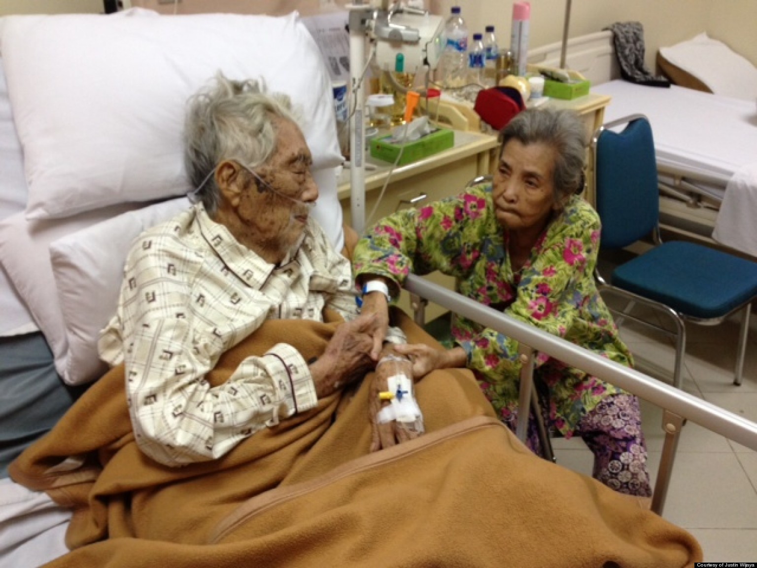 Elderly Couple Married 70 Years Captured In Sweet Moment On Reddit