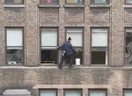 Que fait ce laveur de carreaux à 30 mètres du sol sans sécurité? (VIDÉO)