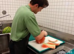 Cómo cortar una sandía en 20 segundos (VÍDEO)