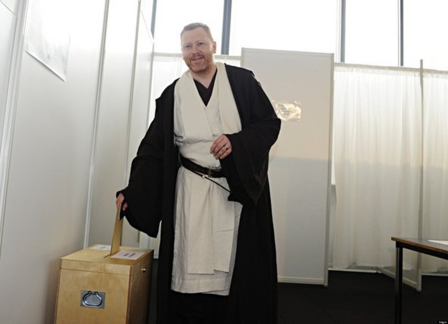 Jon Gnarr, Reykjavik Mayor, Dresses Up As Jedi To Vote In Iceland’s