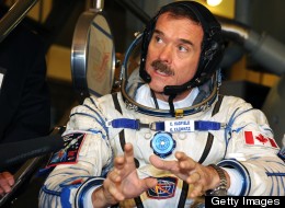 Chris Hadfield chante avec des élèves du primaire (VIDÉO)