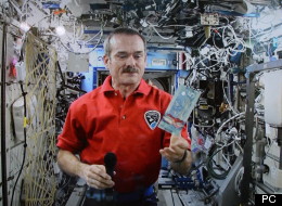 Chris Hadfield participe au dévoilement des nouveaux billets de banque (VIDÉO)