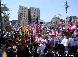 Miles marchan en Los Angeles por una reforma migratoria (FOTOS)