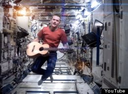 «Space Oddity» par Chris Hadfield: David Bowie comme vous ne l'avez jamais entendu (VIDÉO)
